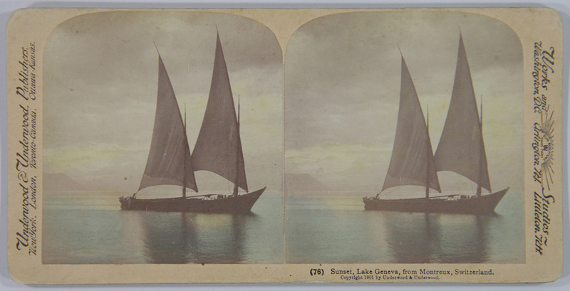 Vista estereoscópica que muestra una embarcación de vela latina, típica del Lago Lemán, navegando durante el atardecer frente a Montreux, Suiza. La composición destaca la silueta oscura de las velas contra un cielo crepuscular iluminado, capturando el reflejo del sol en la superficie tranquila del agua en un formato diseñado para la visualización en 3D.