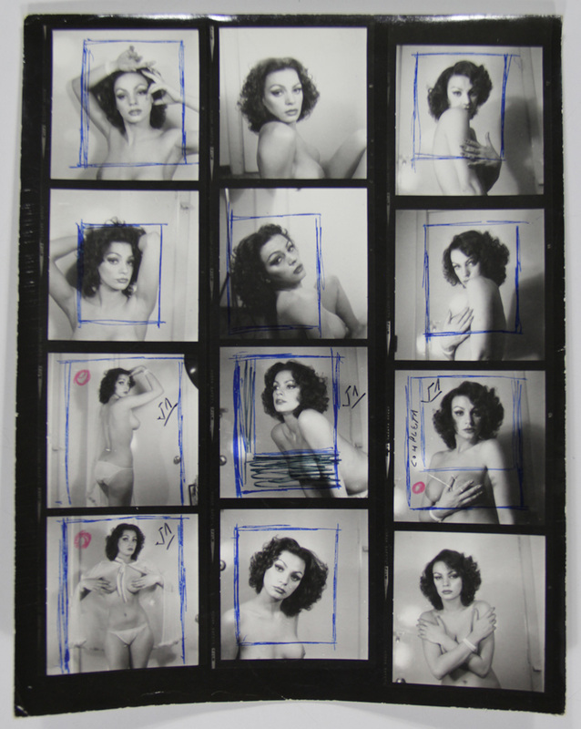 Hoja de contacto fotográfica que muestra doce retratos de estudio de una mujer joven con cabello oscuro rizado en poses de desnudo artístico y erótico. Las imágenes presentan marcas de edición en crayón azul y rojo, así como anotaciones manuscritas, indicando un proceso de selección editorial propio de la producción de cine de variedades o revistas de espectáculos en México durante las décadas de 1970 u 1980.