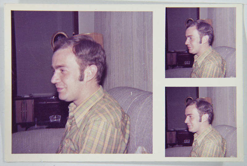 Composición fotográfica que muestra tres retratos de perfil de un hombre joven en un entorno doméstico. El sujeto viste una camisa de cuadros amarillos y verdes, con un peinado y patillas característicos de la primera mitad de la década de 1970. El fondo incluye un sofá texturizado y un mueble de madera con un cenicero, proyectando una escena cotidiana de clase media urbana.
