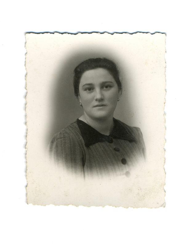 Retrato de estudio de una mujer joven de medio cuerpo. La figura luce una prenda con patr'n de rayas verticales y un cuello oscuro contrastante con botones al frente. Su cabello est' peinado hacia atr's, resaltando aretes peque'os. La toma presenta un suave desvanecido perif'rico, t'pico de la retrat'stica comercial mexicana de los a'os 40 y 50.