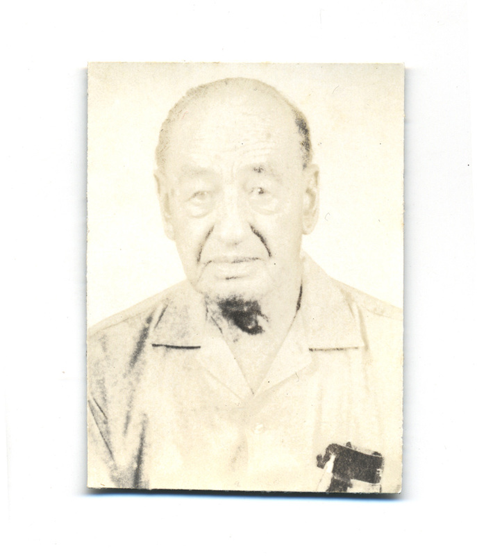 Retrato frontal de busto de un hombre de edad avanzada con escasez de cabello en la parte superior. El sujeto viste una camisa de cuello abierto, posiblemente una guayabera o camisa de algodon ligera. La imagen posee una iluminacion plana y frontal, comun en la fotografia de estudio para documentos de identidad o registros civiles en el Mexico de mediados del siglo XX.