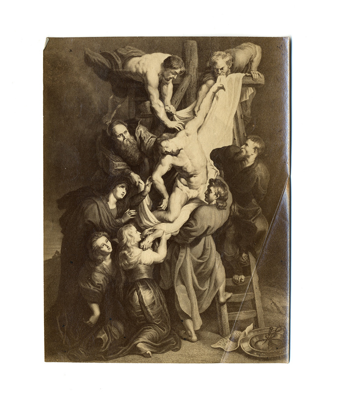 Reproducción fotográfica de una obra pictórica de estilo barroco que representa el descenso de un hombre fallecido de una cruz. Diversas figuras masculinas y femeninas, distribuidas en diferentes niveles mediante escaleras, sostienen cuidadosamente el cuerpo utilizando un lienzo blanco, en una composición caracterizada por un fuerte contraste lumínico y dinamismo formal.