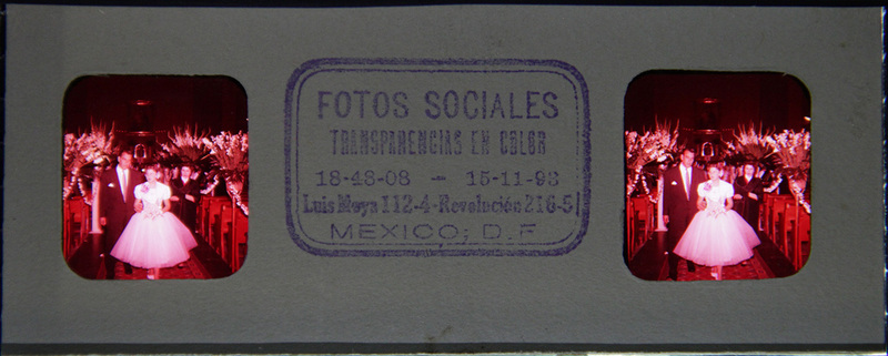 Una escena doméstica captura una celebración infantil, posiblemente un cumpleaños, en el México de mediados del siglo XX. Un grupo de niños y jóvenes rodea una mesa dispuesta con un gran pastel de varios niveles y vasos con bebidas. La vestimenta, que incluye camisas abotonadas y diademas, refleja las convenciones sociales y la moda de la clase media urbana de la época.