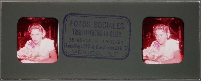 Retrato grupal de un evento social formal en la Ciudad de México, posiblemente una celebración de quince años. Una joven con vestido blanco de gala y ramo de flores aparece en el centro, rodeada de hombres con trajes oscuros y una mujer con vestido de terciopelo. La escena captura la etiqueta social urbana de la clase media mexicana de mediados del siglo XX.