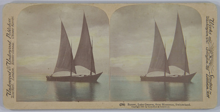 Vista estereoscópica que muestra una embarcación de vela latina, típica del Lago Lemán, navegando durante el atardecer frente a Montreux, Suiza. La composición destaca la silueta oscura de las velas contra un cielo crepuscular iluminado, capturando el reflejo del sol en la superficie tranquila del agua en un formato diseñado para la visualización en 3D.