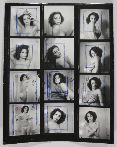 Hoja de contacto fotográfica que muestra doce retratos de estudio de una mujer joven con cabello oscuro rizado en poses de desnudo artístico y erótico. Las imágenes presentan marcas de edición en crayón azul y rojo, así como anotaciones manuscritas, indicando un proceso de selección editorial propio de la producción de cine de variedades o revistas de espectáculos en México durante las décadas de 1970 u 1980.