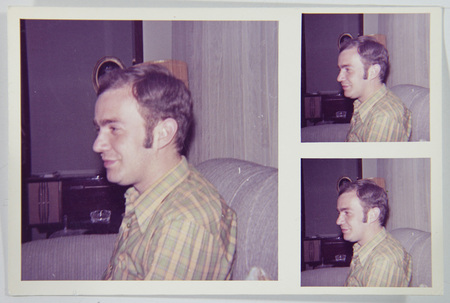 Composición fotográfica que muestra tres retratos de perfil de un hombre joven en un entorno doméstico. El sujeto viste una camisa de cuadros amarillos y verdes, con un peinado y patillas característicos de la primera mitad de la década de 1970. El fondo incluye un sofá texturizado y un mueble de madera con un cenicero, proyectando una escena cotidiana de clase media urbana.