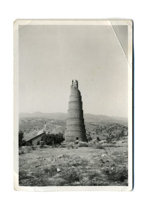 Fotografía de la Torre del Caracol en Real de Asientos, Aguascalientes. Esta estructura industrial de piedra presenta una rampa en espiral y funcionaba como chimenea para la fundición de metales. En la cima se observan dos personas, mientras que el fondo muestra el relieve montañoso del semidesierto mexicano, evidenciando la magnitud del desarrollo minero regional.
