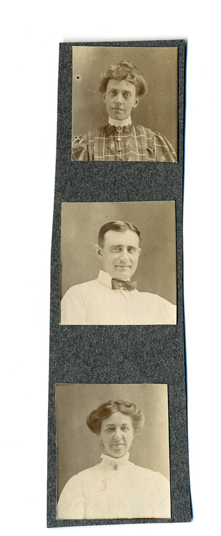 Serie de tres retratos de estudio individuales dispuestos verticalmente sobre una tira de cartulina gris. La imagen superior e inferior muestran a mujeres con blusas de cuello alto y encajes, mientras que la central presenta a un hombre con pajarita. Los tres sujetos miran hacia la cámara con expresiones formales típicas del retrato de estudio comercial de cambio de siglo.