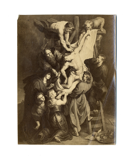 Reproducción fotográfica de una obra pictórica de estilo barroco que representa el descenso de un hombre fallecido de una cruz. Diversas figuras masculinas y femeninas, distribuidas en diferentes niveles mediante escaleras, sostienen cuidadosamente el cuerpo utilizando un lienzo blanco, en una composición caracterizada por un fuerte contraste lumínico y dinamismo formal.