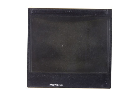 Esta imagen presenta una hoja de película fotográfica de gran formato fabricada por Kodak. Se observa una superficie densa y oscura, carente de detalles figurativos claros, con signos evidentes de deterioro físico como rayaduras y motas de polvo. El borde inferior muestra la marca del fabricante, característica del material fotosensible profesional utilizado en archivos históricos.