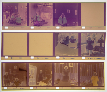 Dos tiras de película negativa que documentan una celebración familiar en un entorno doméstico durante la década de 1970. Las imágenes muestran a grupos de personas de distintas edades reunidas alrededor de mesas con pasteles de varios pisos y botellas, sugiriendo un festejo de cumpleaños o aniversario. Los sujetos visten ropa característica de la época, incluyendo camisas a rayas y pantalones de corte ancho, capturando momentos de convivencia social y retratos grupales informales.